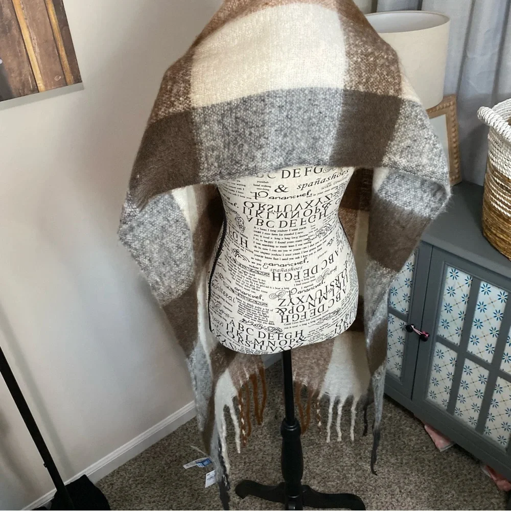 A007 NWT Old Navy Plaid Fringe Plush Scarf Brown Gray Cream Softbrushed